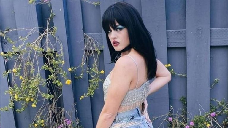 USA: woman claimes, her neighbour calls cops to report her revealing dress | अमेरिका: Revealing Dress पहनने पर पड़ोसी ने बुलाई पुलिस, महिला ने कहा-मुझे कपड़े चुनने का हक