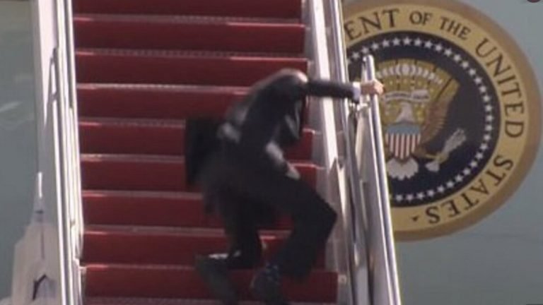 Joe Biden falls three times while boarding air force one, but White House blames the wind|Plane की सीढ़ियां चढ़ते समय तीन बार फिसले Biden, Health पर सवाल उठे, तो White House ने हवा को बताया जिम्मेदार