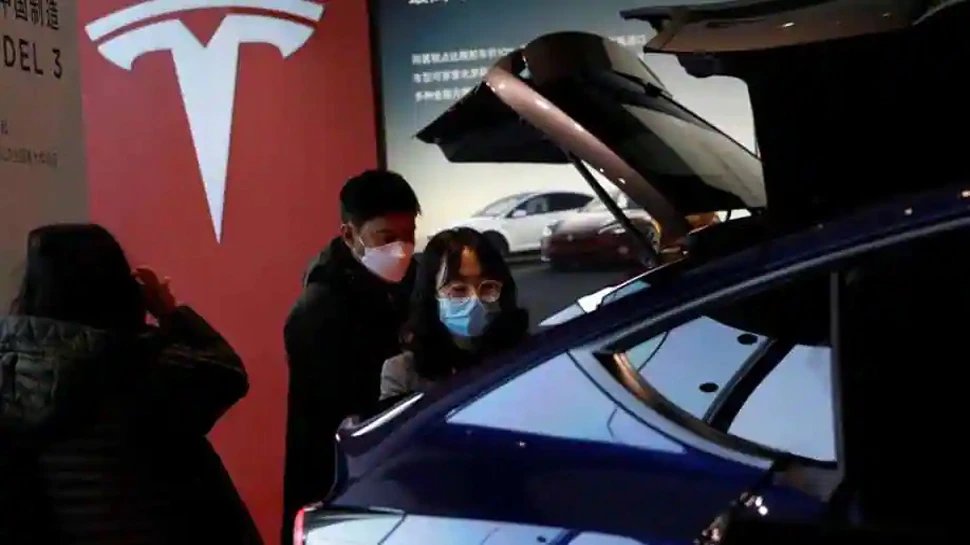 Chinese military bans Tesla cars over security concerns | Chinese Military ने अमेरिकी कंपनी Tesla की कारों पर लगाया Ban, सुरक्षा से जुड़े खतरों का दिया हवाला