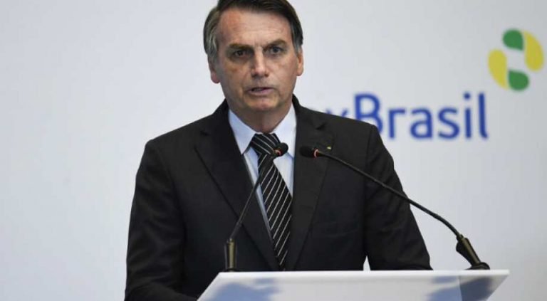 Brazil President Bolsonaro cuts birthday cake while taking a dig at Corona restrictions| पुराने रंग में लौटे Bolsonaro ने समर्थकों के बीच मनाया Birthday, कोरोना की रोकथाम के उपायों पर जताई आपत्ति