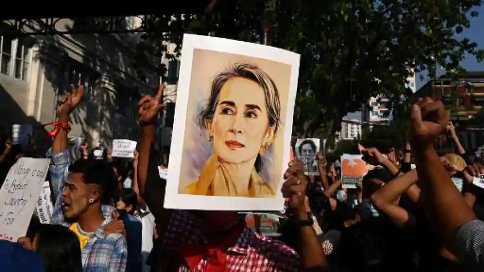 People in Myanmar protesting against army by honking| Myanmar: क्रूर सेना के खिलाफ जारी हैं प्रदर्शन, गाड़ियों के Horn बजाकर, पोस्टर लगाकर विरोध जता रहे Protesters
