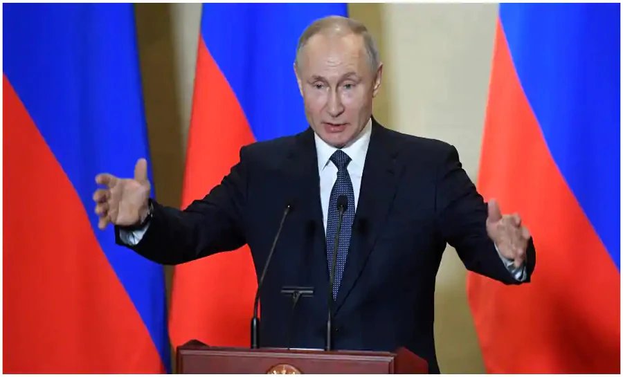 Russian President Vladimir Putin gets coronavirus vaccine behind closed doors| कैमरा पसंद Vladimir Putin ने Off-Camera लगवाई Corona Vaccine, आलोचकों ने उठाए सवाल