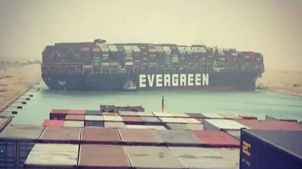 Massive container ship causes traffic jam at Suez Canal | स्वेज नहर में फंसा चीन से जा रहा विशालकाय कंटेनर शिप, समुद्र में लंबा ट्रैफिक जाम
