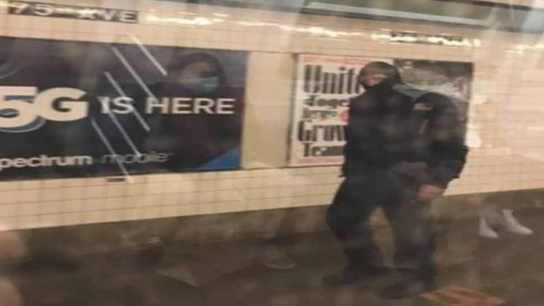 white man urinates on asian woman inside new york city subway train | न्यूयॉर्क की ट्रेन में शर्मनाक हरकत, गोरे ने खुलेआम किया एशियाई महिला पर पेशाब