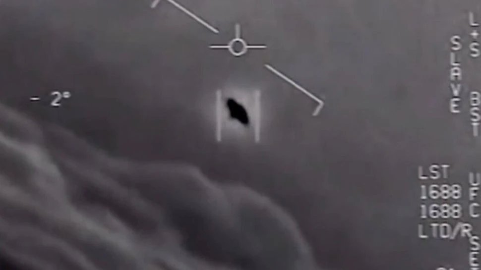 रडार को चकमा देकर चुटकियों में गायब हुआ UFO, घबरा गए थे US के पायलट