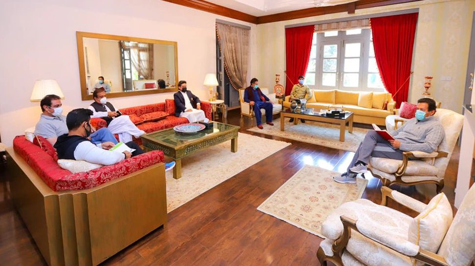 Imran Khan flouts COVID guidelines, holds in person meeting days after testing positive | Imran Khan ने किया COVID नियमों का उल्लंघन, Positive होने के बावजूद In-Person Meeting में हुए शामिल