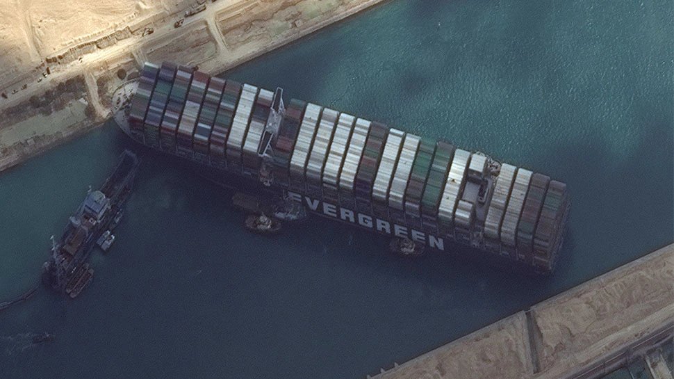 चार दिन बाद भी Suez Canal से नहीं निकल पाया है जापानी जहाज, भारत अब Cape of Good Hope से गुजारेगा अपने शिप