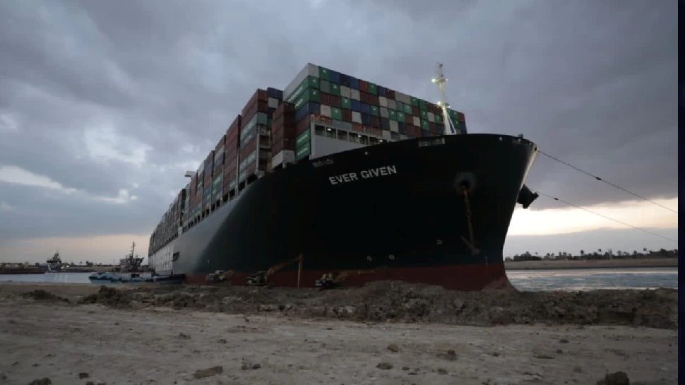 Container Ship Ever Given Stuck in Suez Canal in partial floated latest update । स्वेज नहर में फंसा Container Ship Ever Given फिर से चालू, विश्व कारोबार हो रहा प्रभावित