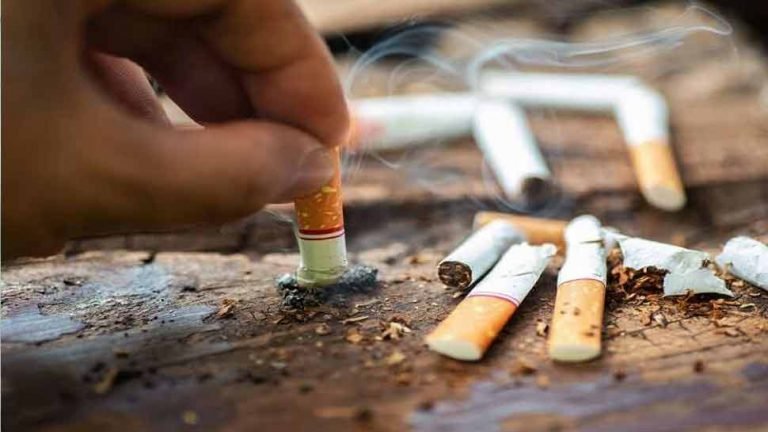 uk mps calls for extra tax over tobacco and cigarette companies for cleaning butts strewn from roads | UK: अब सिगरेट कंपनी से वसूला जाएगा सफाई का पैसा, हो रही है तैयारी