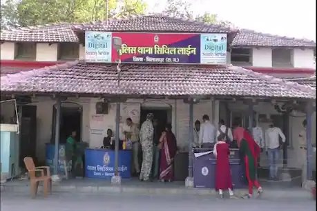 छत्‍तीसगढ़ के ब‍िलासपुर में पुलिस विभाग में पदस्थ एक आरक्षक और उसकी पत्नी के खिलाफ के बीमारी के नाम पर लोगों से लाखों रुपये ठगी का मामला सामने आया है.