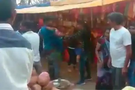 धमतरी में जींस पहनने को लेकर कमेंट करने पर लड़की ने सरेआम लड़के की कर डाली धुनाई.