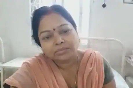 कोरबा में कार की टक्कर से घायल महिला.