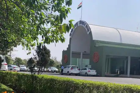 छत्तीसगढ़ विधानसभा में राष्ट्रपिता महात्मा गांधी की प्रतिमा लगाने में हुए भ्रष्टाचार के मामले पर हंगामा हो गया. भाजपा ने आरोप लगाया कि पुरानी मूर्ति को ही नए तरीके से रंग पोतकर मंत्रालय में लगा दिया.