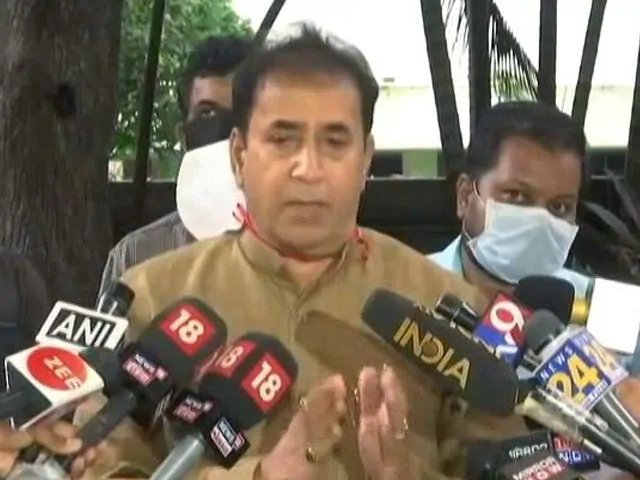 किसान आंदोलन : फडणवीस ने सेलिब्रिटीज के ट्वीट का मुद्दा उठाया, देशमुख ने किया बचाव