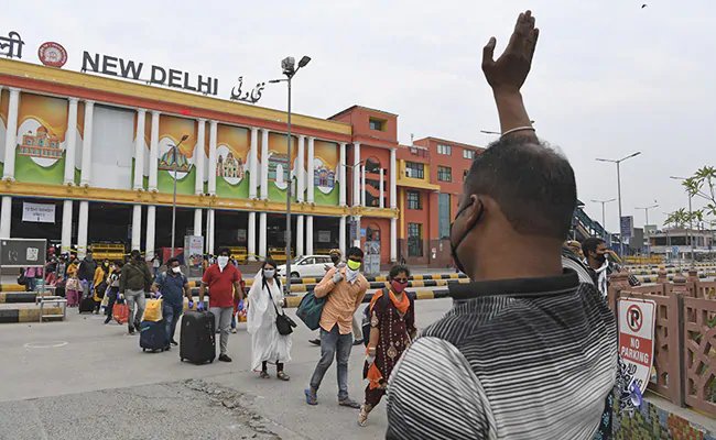 दिल्ली रेलवे स्टेशन पर 1 साल बाद प्लेटफॉर्म टिकट की बिक्री शुरू, चुकाने होंगे 3 गुना दाम