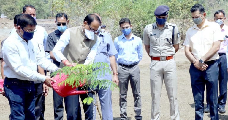मुख्यमंत्री श्री शिवराज सिंह चौहान ने आज स्मार्ट उद्यान में गुलमोहर का पौधा लगाया