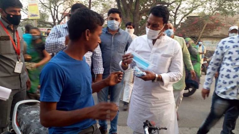 मंत्री श्री तुलसी सिलावट ने कोरोना वालंटियर बन आम जनता में बाँटे मास्क