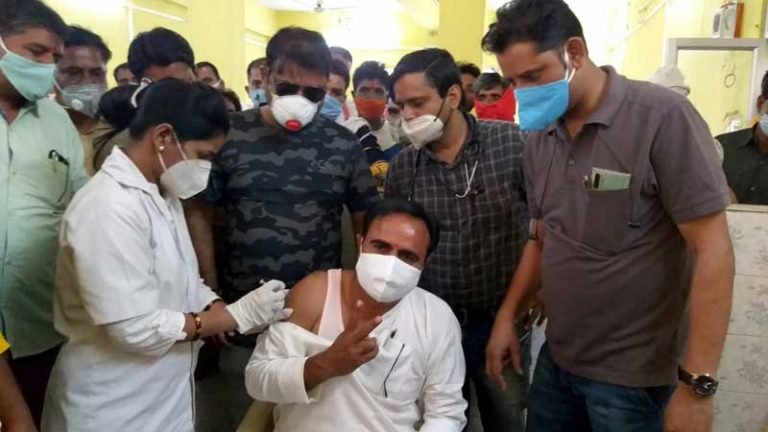 राज्य-मंत्री श्री यादव ने लगवाई कोरोना वैक्सीन