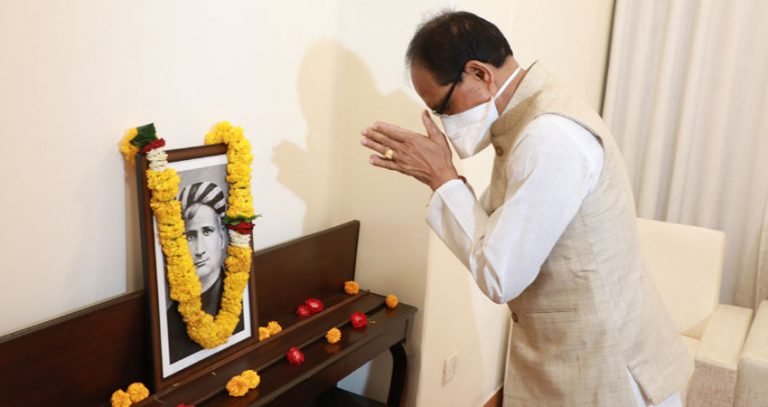 मुख्यमंत्री श्री चौहान द्वारा श्री बंकिमचंद्र चटर्जी को श्रद्धांजलि अर्पित