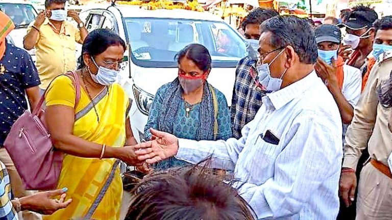 मंत्री श्री पटेल ने नागरिकों को वितरित किये मास्क