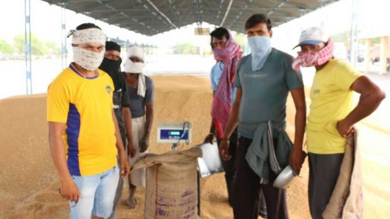 कोरोना नियंत्रण के लिए खरीदी केंद्रों पर किए जा रहें हैं अनूठे नवाचार