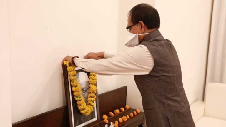 मुख्यमंत्री श्री चौहान ने पूर्व प्रधानमंत्री स्व. देसाई को नमन