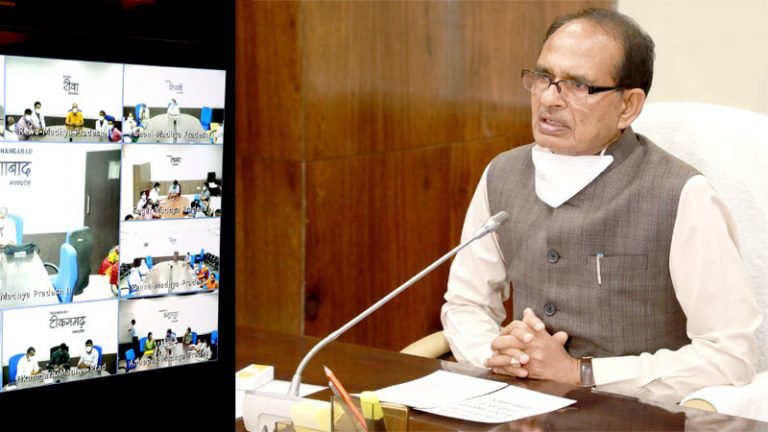 स्वास्थ्य कर्मी जान जोखिम में डालकर लोगों की जान बचा रहे हैं- मुख्यमंत्री श्री चौहान