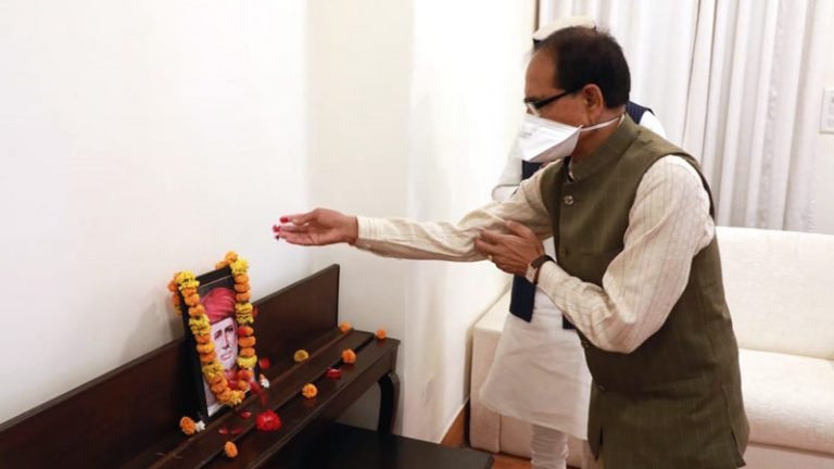 मुख्यमंत्री श्री चौहान ने महात्मा ज्योतिबा फुले की जयंती पर उन्हें माल्यार्पण कर नमन किया