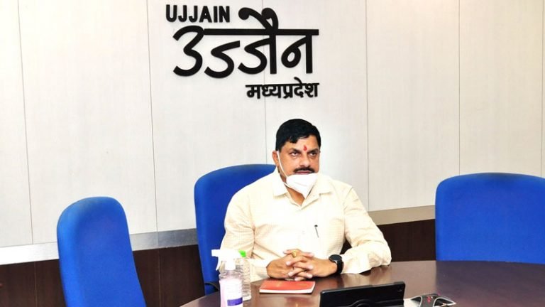 महाविद्यालयीन परीक्षाएँ समय-सीमा में कराई जायें