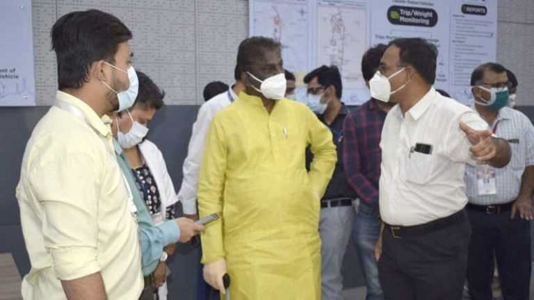 स्वास्थ्य मंत्री डॉ. चौधरी ने कोविड कमांड कंट्रोल सेंटर का निरीक्षण किया