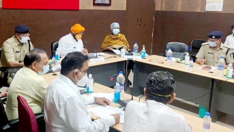 मंत्री श्री डंग ने किया खरगोन जिला अस्पताल का निरीक्षण
