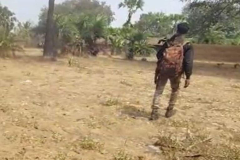 Sukma Encounter: जवानों के शव से जूते और कपड़े तक निकाल ले गए नक्सली, अब तक 22 शहीद