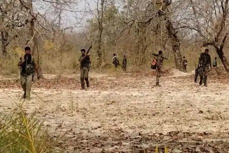 दंतेवाड़ा में नक्सलियों और सुरक्षाबलों के बीच बड़ी मुठभेड़ हुई है, जिसमें कई नक्सलियों के मारे जाने की खबर है.