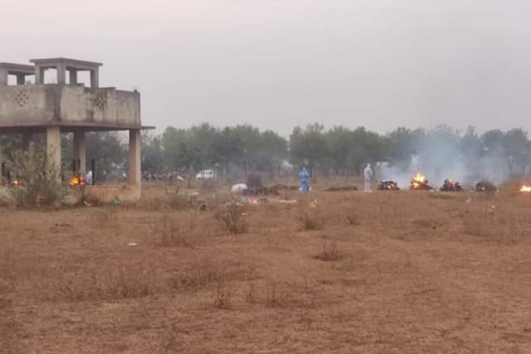 corona fears dangerous in durg where half burn bodies thrown carelessly