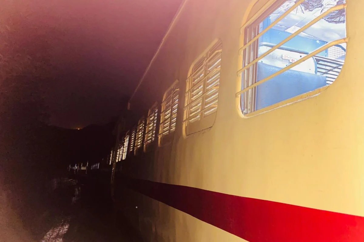 In Dantewada, Naxalites Derrell passenger train, Four or five passengers suffered injuries