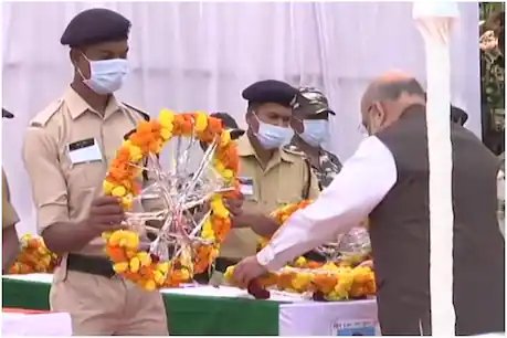गृह मंत्री अमित शाह ने शहीद जवानों को दी श्रद्धांजलि. (फोटो- ANI)