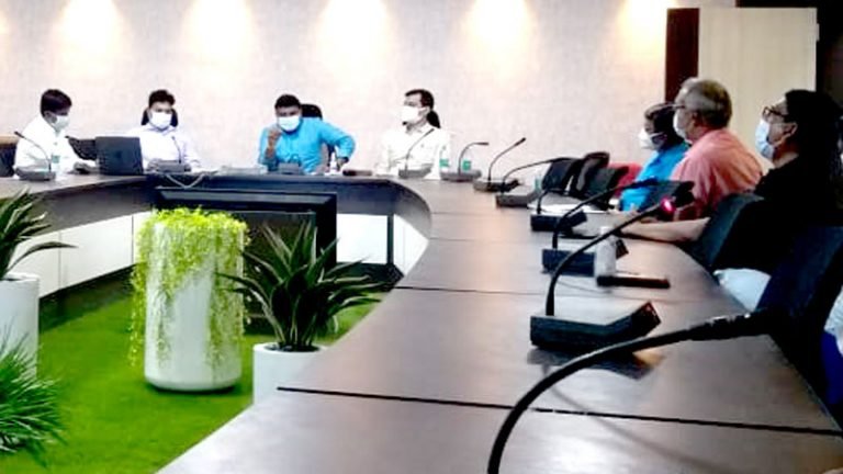 अपनी सुरक्षा के साथ कोविड मरीजों के उपचार की जिम्मेदारी निभाएँ डॉक्टर्स