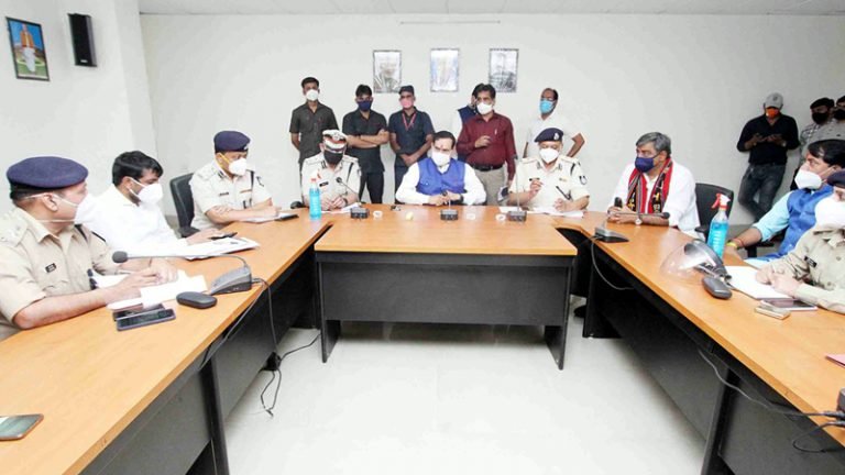 रेमडेसिविर की कालाबाजारी करने वालों पर लगायें रासुका