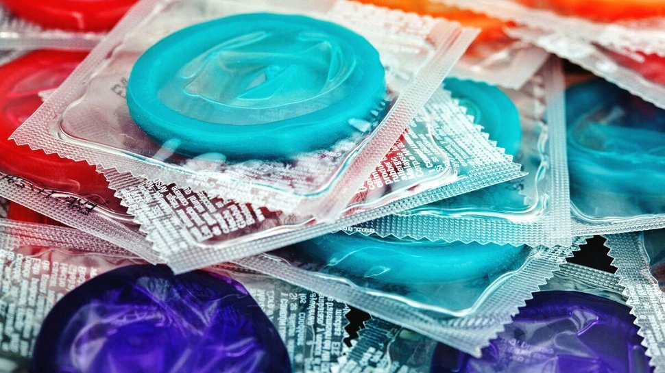 96 percent of high Schools in France have condom vending machines| France के 96 फीसदी स्कूलों में लगी हैं Condom Vending Machines, ताकि फिर AIDS की गिरफ्त में न आए देश