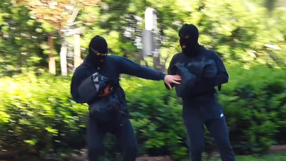 Twin youtuber stars alan and alex stokes plead guilty to bank robber prank | फॉलोअर्स बढ़ाने के चक्कर में दो भाइयों ने किया बैंक लूटने का प्रैंक, कोर्ट ने सुनाई ऐसी सजा