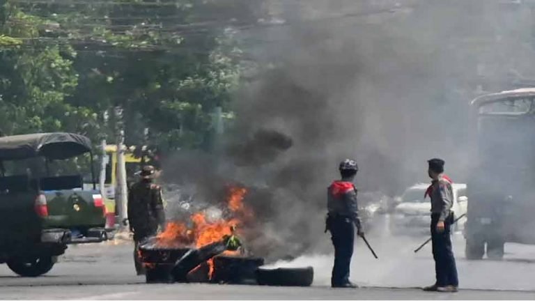 Myanmar orders wireless internet shutdown | Myanmar में विरोध प्रदर्शनों पर सेना ने उठाया बड़ा कदम, बंद की वायरलेस इंटरनेट सेवा