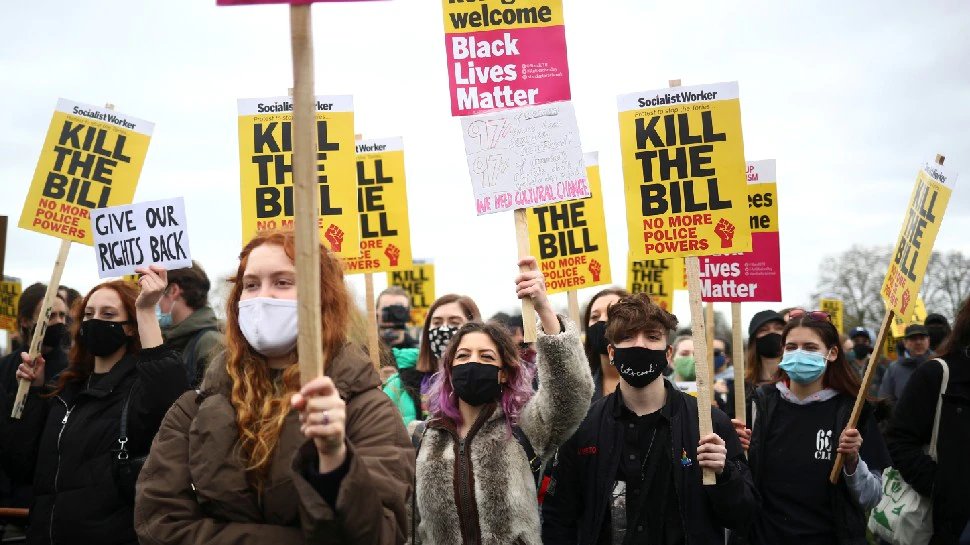 UK: Kill The Bill Protest के दौरान पुलिस और प्रदर्शनकारियों के बीच झड़प, 26 लोग गिरफ्तार UK: Kill The Bill Protest के दौरान पुलिस और प्रदर्शनकारियों के बीच झड़प, 26 लोग गिरफ्तार