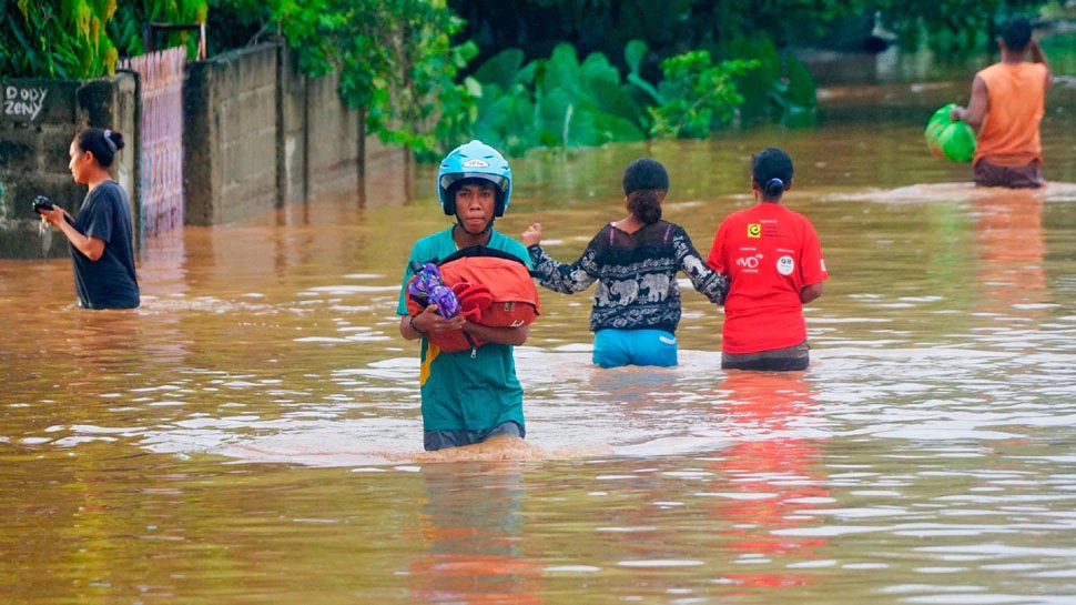 23 dead in landslide and flood in Indonesia| Indonesia में तेज बारिश से बाढ़ के हालात, 23 लोगों की मौत; हजारों हुए बेघर