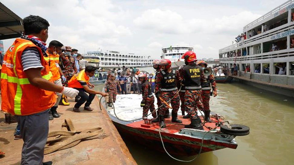 26 dead in collision between cargo ship and passenger ship at sheetlakhya river in bangladesh | Bangladesh: शीतलाख्या नदी में मालवाहक जहाज ने यात्री जहाज को मारी टक्कर, 26 की मौत