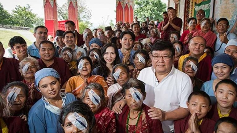 Sanduk Ruit ophthalmologist from Nepal restored the sight of over 130,000 people | इस डॉक्टर को ‘दृष्टि का देवता’ मानते हैं लोग, हजारों लोगों की आंखों की रोशनी लौटी