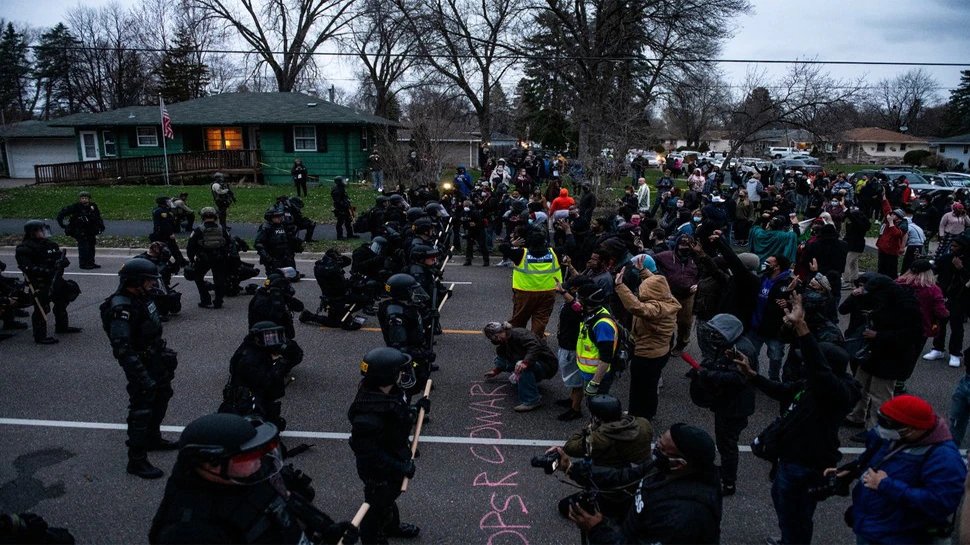 Another black man gun down by American police| America में एक और George Floyd: Police ने अश्वेत युवक को मारी गोली, विरोध में सड़कों पर उतरे लोग, कई जगह हिंसा