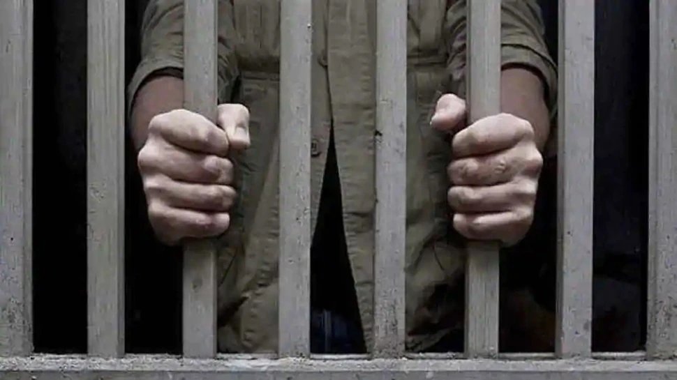 America में सिर्फ दो Shirts की चोरी के लिए इस शख्स ने 20 साल Jail में गुजारे, 67 की उम्र में हुआ रिहा America में सिर्फ दो Shirts की चोरी के लिए इस शख्स ने 20 साल Jail में गुजारे, 67 की उम्र में हुआ रिहा