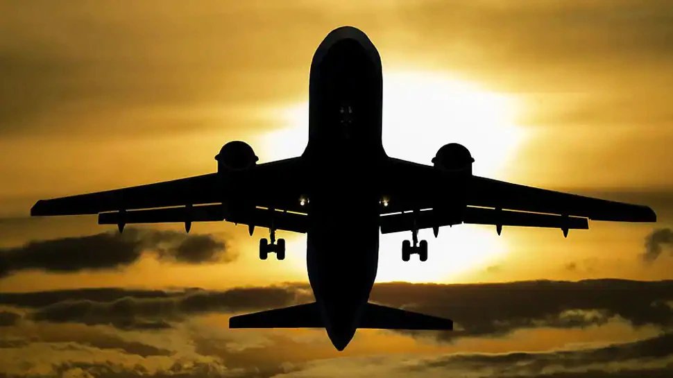 Flight में खौलती चाय गिरने से युवक के पैर पर पड़ा दाग, अब Court ने Airlines पर लगाया 58 लाख का जुर्माना Flight में खौलती चाय गिरने से युवक के पैर पर पड़ा दाग, अब Court ने Airlines पर लगाया 58 लाख का जुर्माना