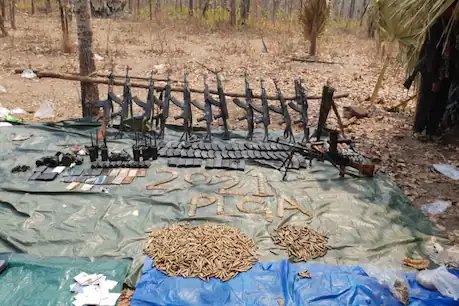 नक्सलियों ने दावा किया है कि ये हथियार उन्होंने जवानों से लूटे.