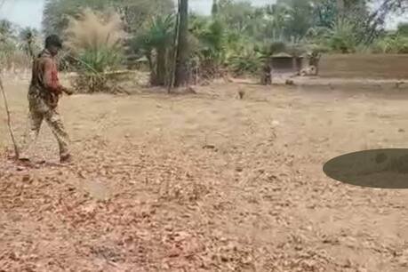 बीजापुर-सुकमा की सीमा पर नक्सलियों के साथ हुई मुठभेड़ में 22 जवान शहीद हो गए. 24 घंटे बाद शव उठाने पहुंची पुलिस.